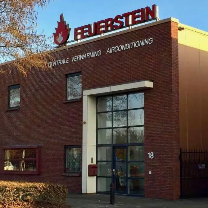 Bedrijfspand van Feuerstein met het logo op de gevel