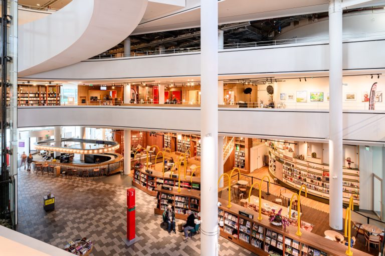 Overzicht van de bibliotheek in het stadhuis van Nieuwegein met ronde balie
