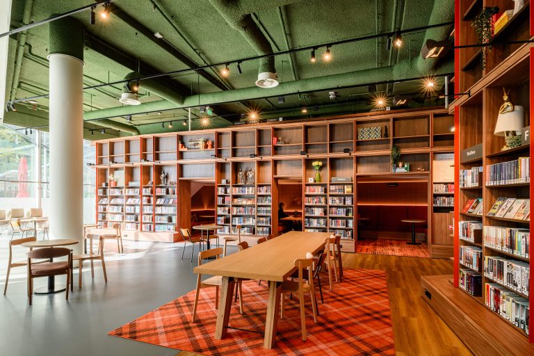 Leestafels en boekenkasten in het stadhuis van Nieuwegein