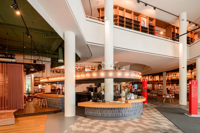 Ronde balie onder de vide in het stadhuis van Nieuwegein