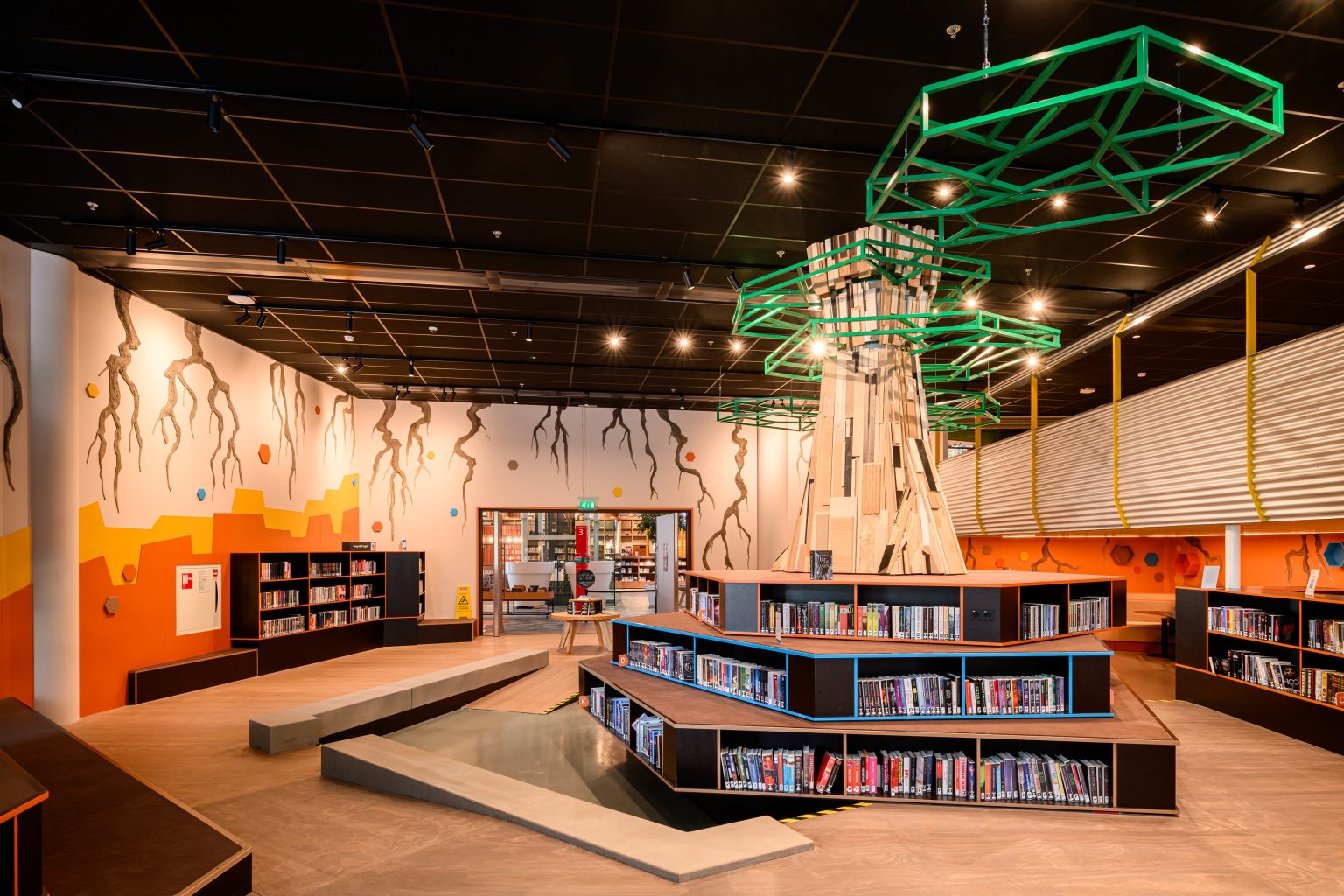 Kinderafdeling met boomconstructie in het stadhuis van Nieuwegein