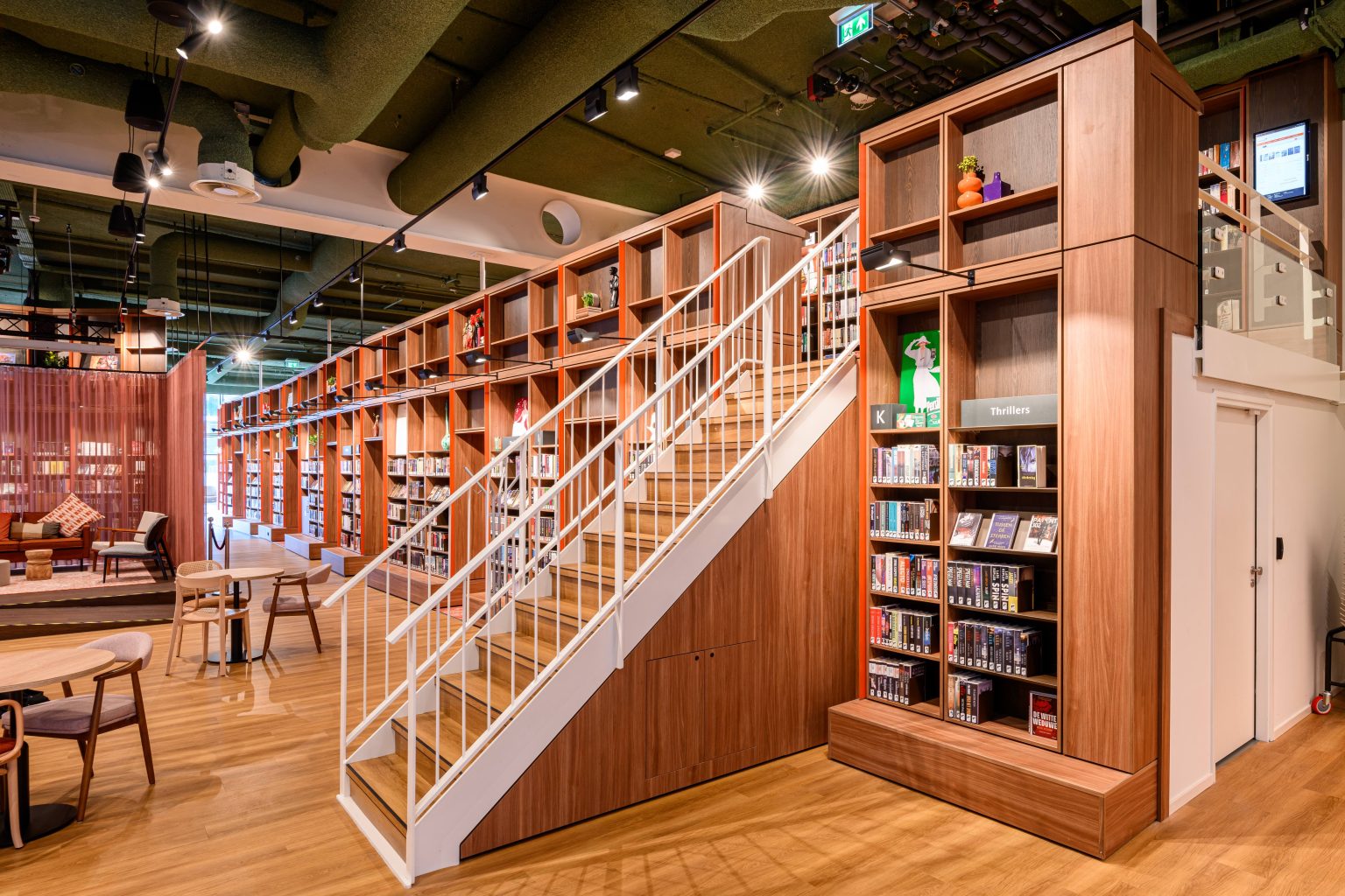 Houten trap langs de boekenkasten in het stadhuis van Nieuwegein
