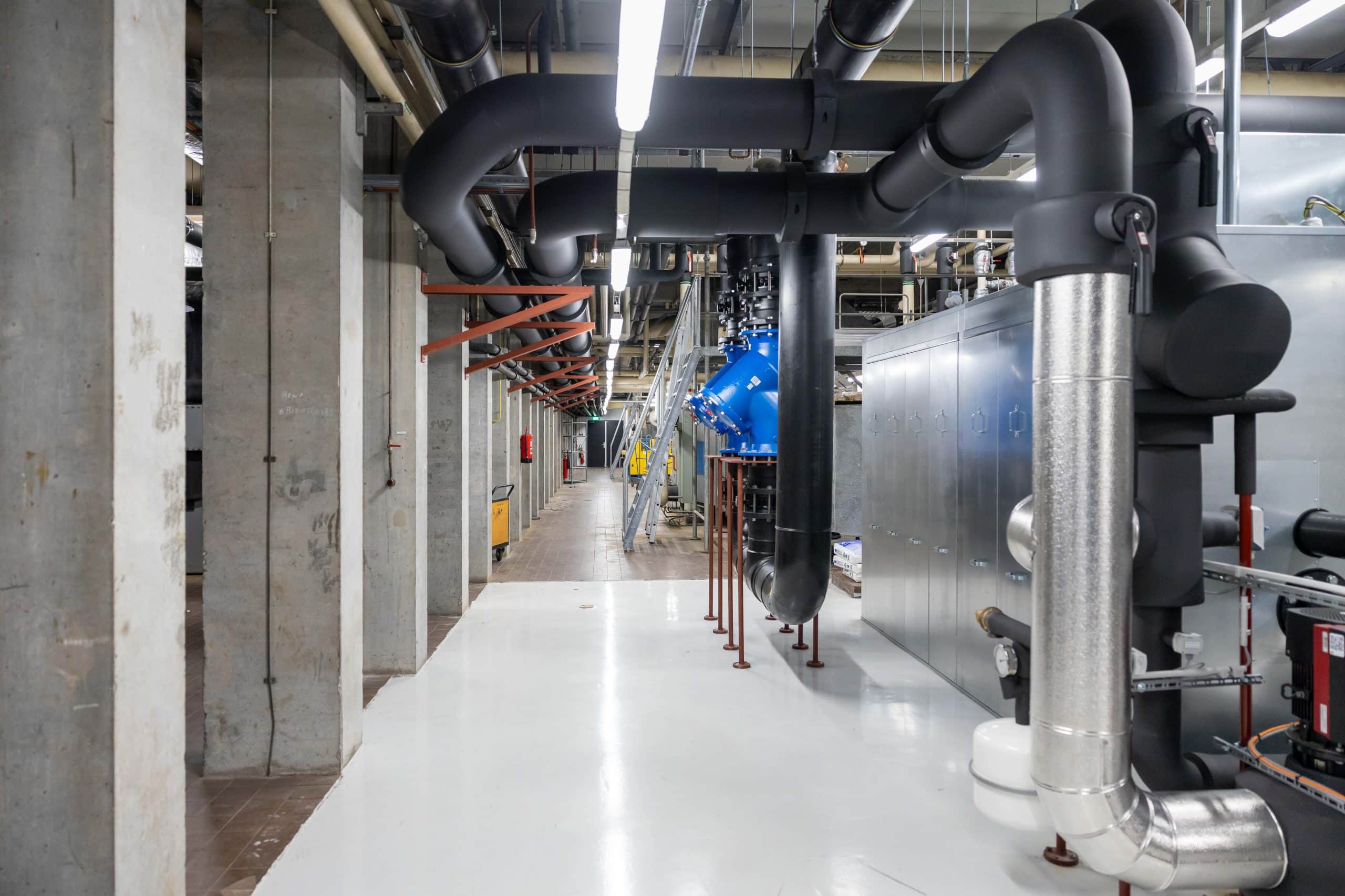 Technische ruimte met leidingen in het Androclusgebouw van de Universiteit Utrecht