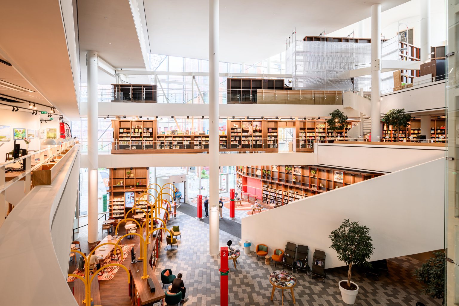 Vide met trappen en boekenkasten in het getransformeerde stadhuis van Nieuwegein