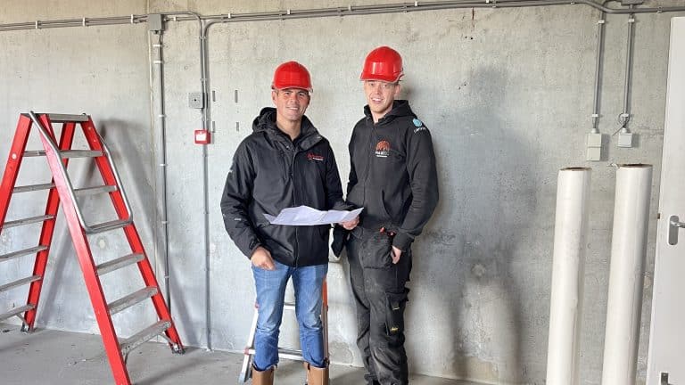 Medewerkers van Feuerstein en Limpid Blue op de bouwplaats