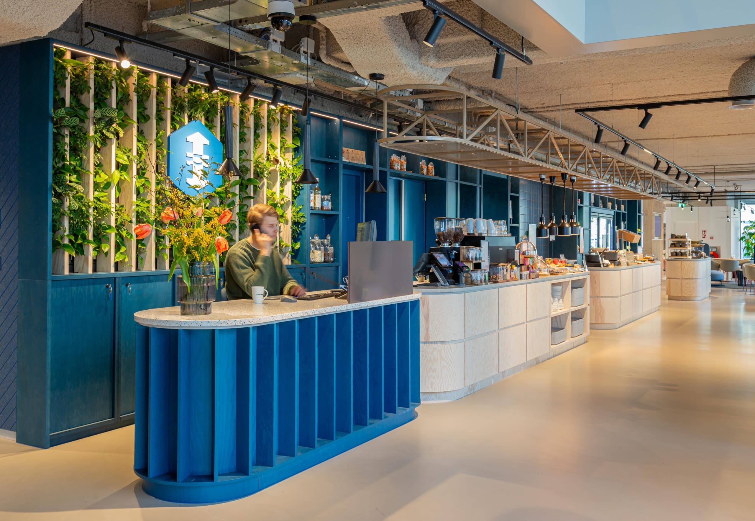 Koffiebar met groene wand in het hoofdkantoor van Ballast Nedam