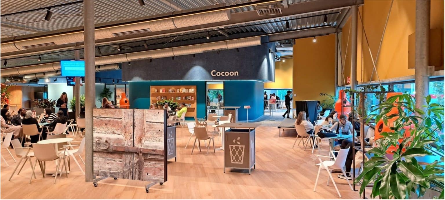 Kantine met zitplekken in het MBO College Hilversum