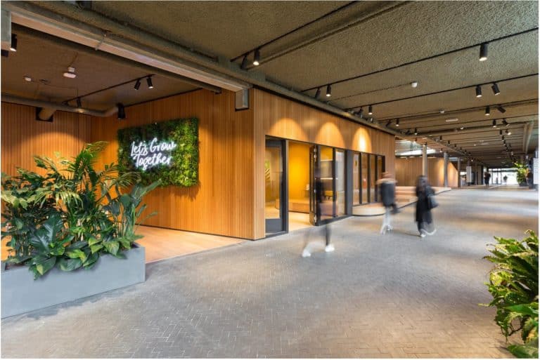 Gang met groene wand in het MBO College Hilversum