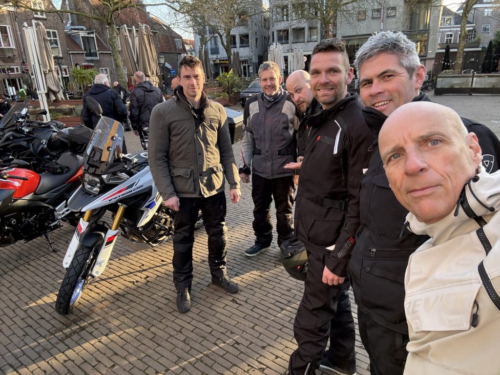 Collega's van Feuerstein tijdens een motortocht
