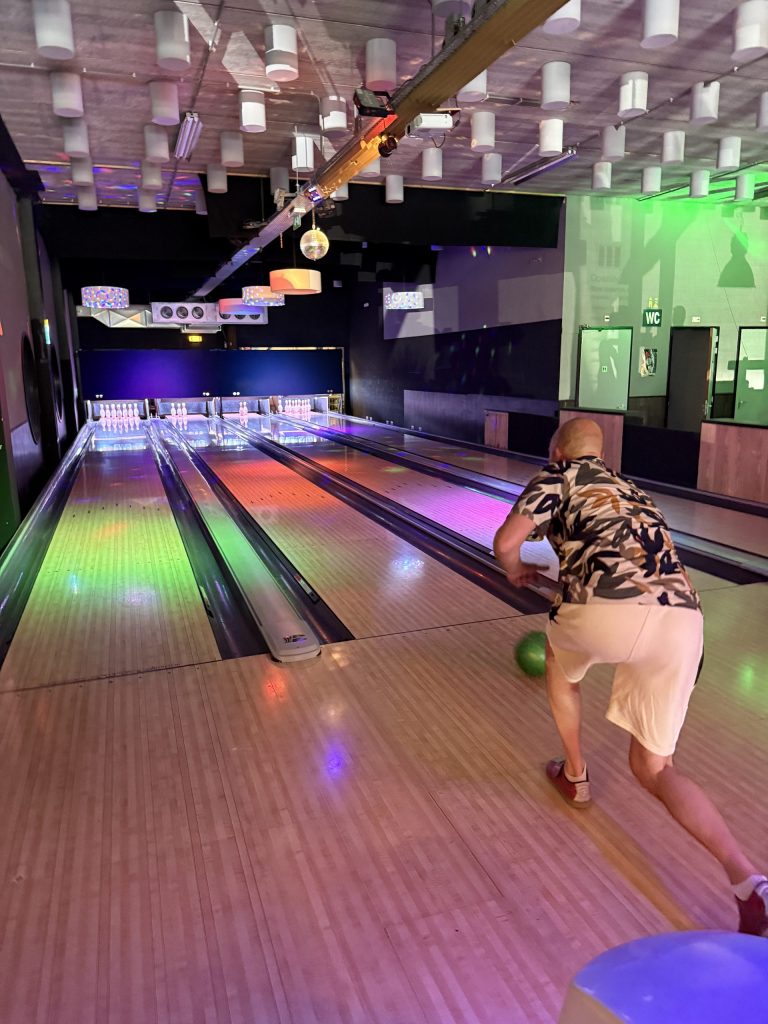 Collega aan het bowlen tijdens een teamuitje