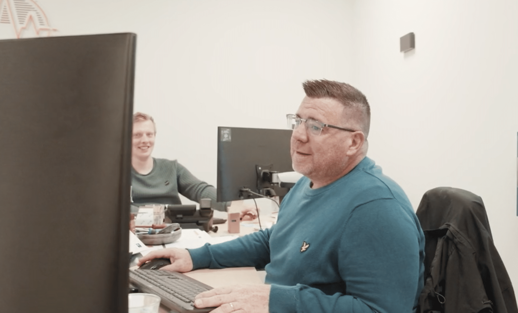 Werkvoorbereider van Feuerstein achter de computer