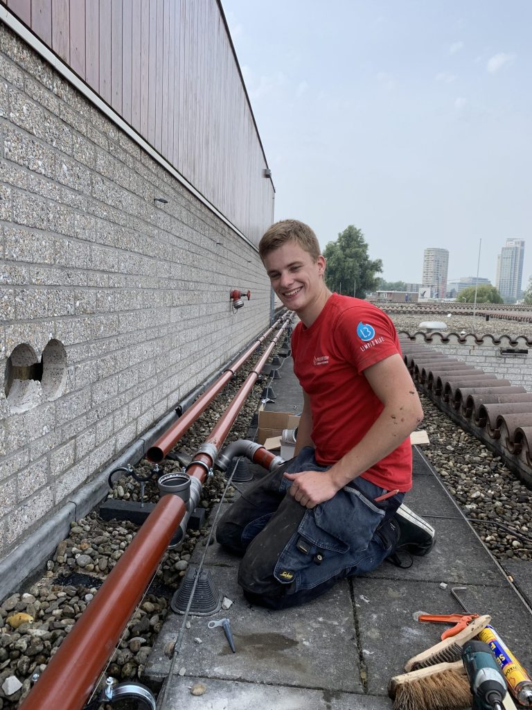 Monteur van Feuerstein aan het werk op een dak